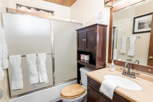 Ένα μπάνιο στο The Cuddle Inn - True feeling of a great cabin! Beautiful and homey! Walking distance to the lake!