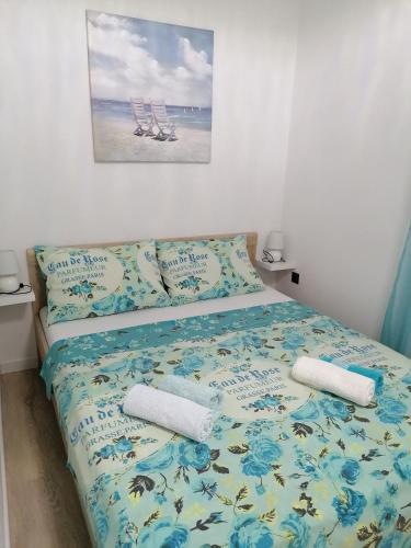 a bedroom with a bed with towels on it at Apartman Vesa in Dolac