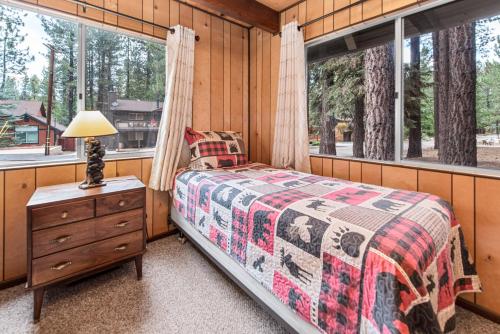 En eller flere senge i et værelse på Bear Crossing - Walk to Snow Summit! Visit this charming mountain home compete with foosball table