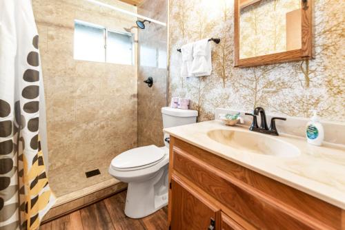 Et badeværelse på Bear Crossing - Walk to Snow Summit! Visit this charming mountain home compete with foosball table