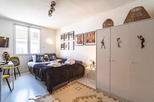 une chambre avec un lit et un bureau dans l'établissement ExploreReims - Studio intergalactique chic proche gare/centre, à Reims