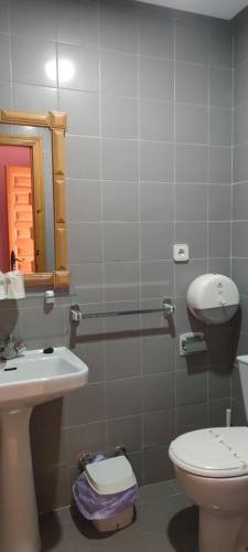 Bilik mandi di Hotel Fuertescusa