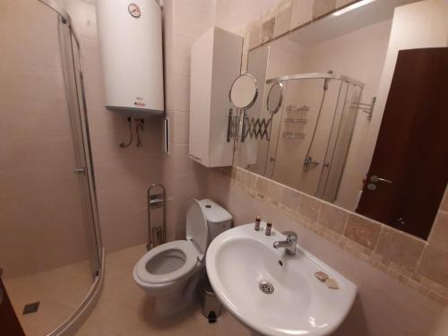 Koupelna v ubytování Wonderful Deluxe Appartement in Cascadas Family Resort Sunny Beach