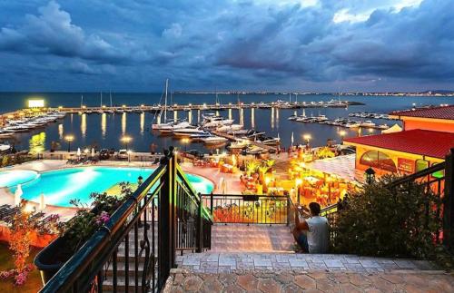 Bazén v ubytování Wonderful Deluxe Appartement in Cascadas Family Resort Sunny Beach nebo v jeho okolí