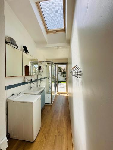une salle de bain avec un lavabo et un miroir dans l'établissement Le jardin du roucas, à Marseille