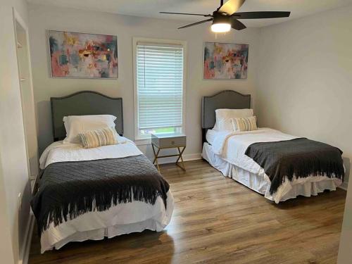 - une chambre avec 2 lits et un ventilateur de plafond dans l'établissement Beautiful Updated House, 