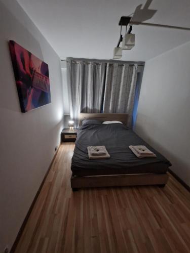 1 dormitorio con 1 cama con 2 toallas en Leśny Kącik tuż przy centrum miasta en Krosno