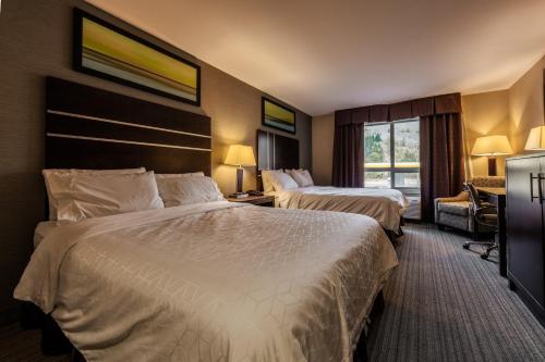 Habitación de hotel con 2 camas y ventana en Holiday Inn Express Golden-Kicking Horse, an IHG Hotel en Golden