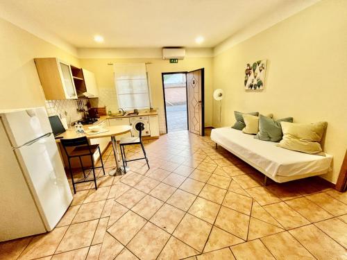 ein Wohnzimmer mit einem Bett und eine Küche in der Unterkunft Residence Villa il sogno in Rom