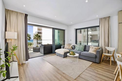 Χώρος καθιστικού στο Bright Modern Beachside Apartment with Pool & Seaview