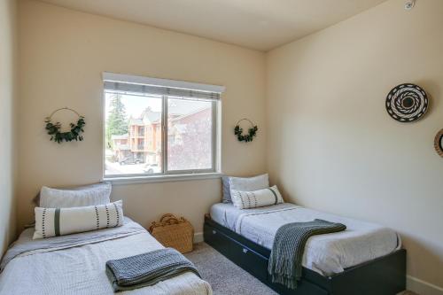 2 Betten in einem Zimmer mit Fenster in der Unterkunft Coeur dAlene Vacation Rental 4 Mi to Hayden Lake in Coeur d'Alene