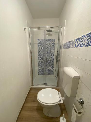 a small bathroom with a toilet and a shower at Guest House Pimpioxelli Tonnare in Carloforte