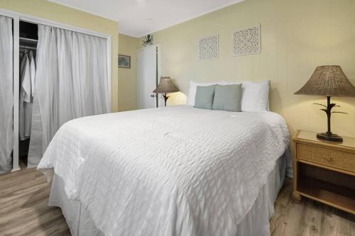 una camera da letto con un grande letto bianco e una finestra di Oceanfront with AirCon-Hear the waves-Amazing Views-WIFI a Lahaina