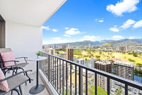 Beautiful Mountain Views & Steps to Waikiki Beach_3