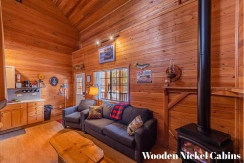 Posezení v ubytování Cabin #5 Black Bear - Pet Friendly - Sleeps 6 - Playground & Game Room