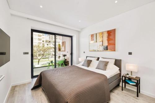 A bed or beds in a room at Luxurious and Modern Beachside Apartment with Pool