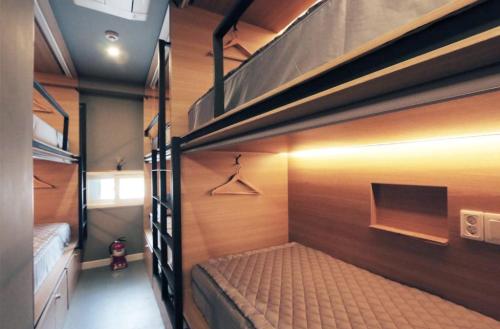 ein Schlafzimmer mit einem Etagenbett in einem Zimmer in der Unterkunft Blueboat Hostel Jeonju in Jeonju