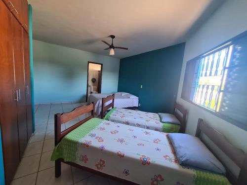 una camera con 2 letti e un ventilatore a soffitto di Casa di Angeli a Barretos