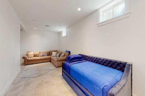 ein Wohnzimmer mit einem Bett und einem Sofa in der Unterkunft Peace & Quiet on ACK in Nantucket
