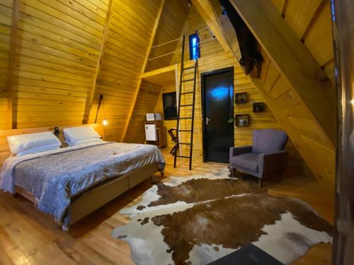 um quarto com uma cama grande numa casa de madeira em Cabana Nova Petrópolis em Nova Petrópolis