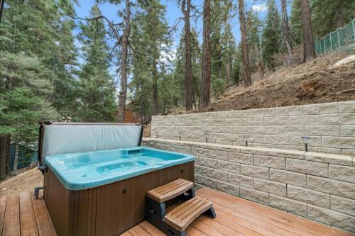 Φωτογραφία από το άλμπουμ του Bear Mountain Summit - A-frame nestled in the oaks and pines! σε Big Bear Lake