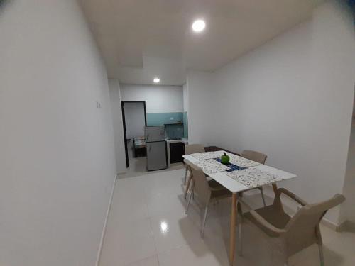 un comedor con mesa y sillas en una habitación en Apartaestudio Cartagena 4P, en Cartagena de Indias