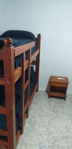 ein Schlafzimmer mit einem Etagenbett und einem Tisch in der Unterkunft Posada Atardeceres in Puan