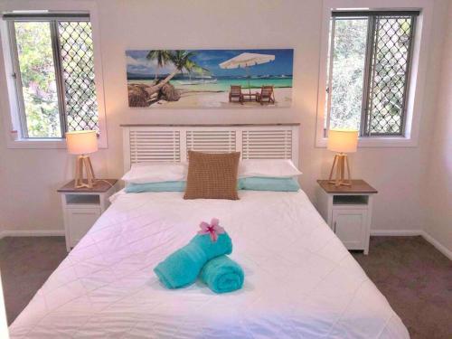 ヤンバにあるDELUXE Escape! Central, NEW & Spacious 3 Bedの大きな白いベッドと2つのランプのある寝室
