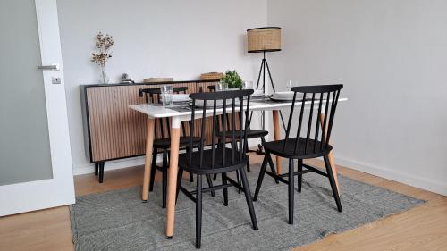 a dining room with a table and chairs at SUNSET APTO in Póvoa de Varzim