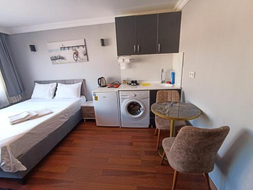 een kleine kamer met een bed en een wasmachine bij FIRAT's Home in Istanbul