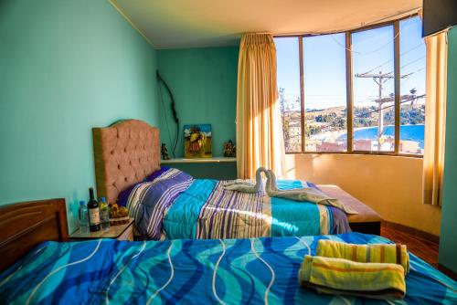 1 dormitorio con 2 camas y ventana grande en SKYLAKE B&B en Copacabana