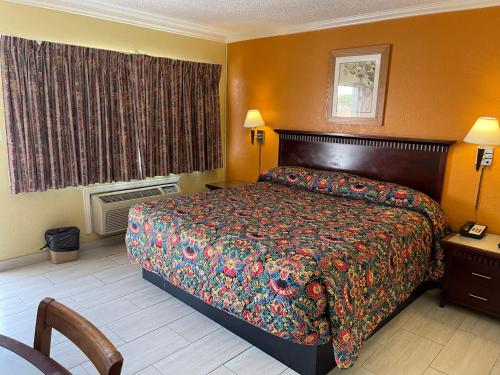 Säng eller sängar i ett rum på Kings Rest Motel