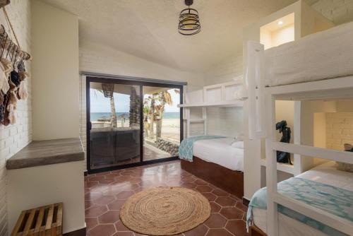 1 dormitorio con literas y vistas al océano en CASA SUEÑO AZUL, en Buenavista
