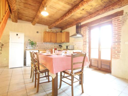 Kuchyň nebo kuchyňský kout v ubytování Charmante Maison de Ferme avec Cour Fermée, Proche Loisirs et Nature - FR-1-582-191