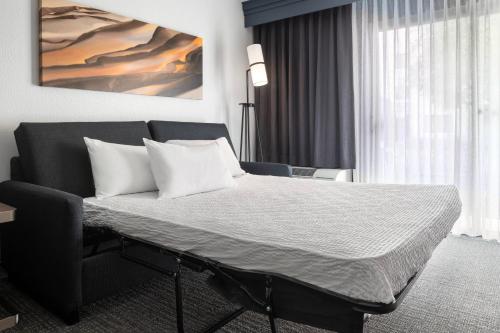 a bed in a hotel room with a bedvisorvisor at Courtyard Fremont Silicon Valley in Fremont