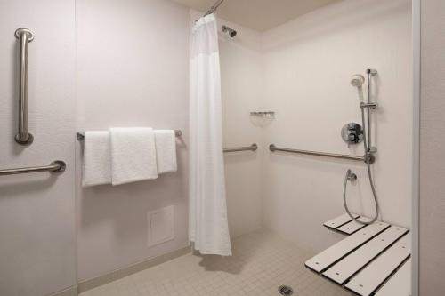 y baño con ducha y cortina de ducha. en Courtyard Fremont Silicon Valley, en Fremont