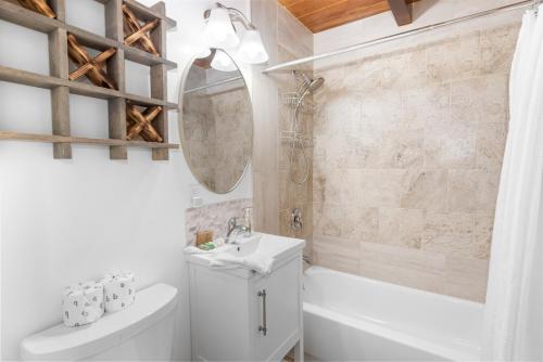 Bilik mandi di Bear's Booth - A true cabin experience with all the charm! Stunning wood interior!