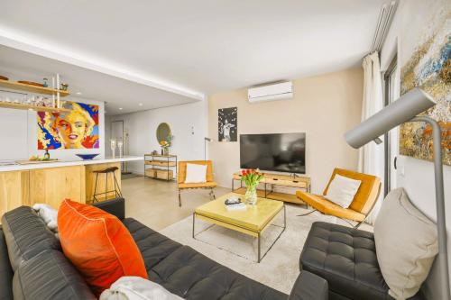 Luxury 3-Bed Penthouse with Ocean Views, Terrace & Pool