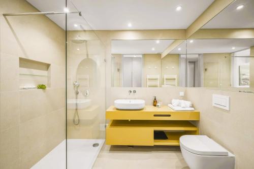 a bathroom with a toilet and a sink and a shower at Luxury 3-Bed Penthouse with Ocean Views, Terrace & Pool in Quarteira