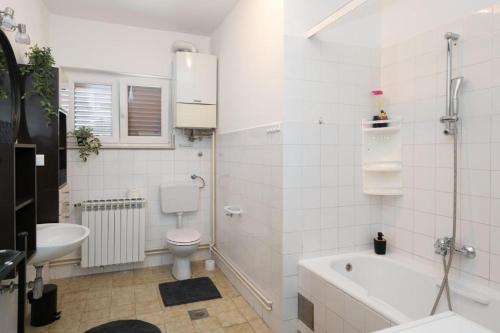 e bagno con servizi igienici, vasca e lavandino. di Apartments by the sea Brodarica, Sibenik - 21441 a Šibenik