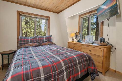 a bedroom with a bed and a dresser and two windows at Summit Mountain Lodge - Amazing location just down the street from Snow Summit! in Big Bear Lake