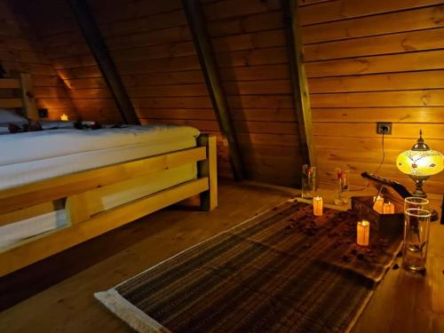 Zimmer mit einem Bett und Kerzen auf einer Etage in der Unterkunft VİLLA BUNGALOW in Kartepe