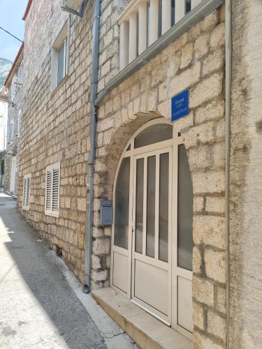 Apartments by the sea Makarska - 21425