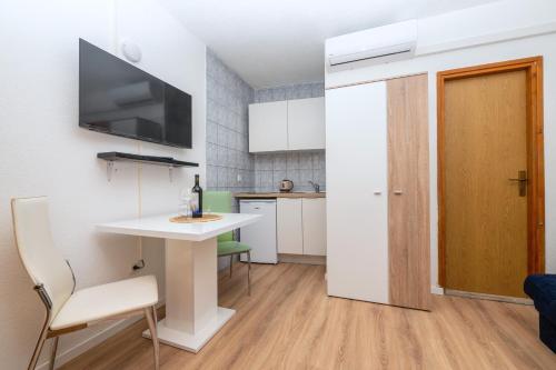 Apartments by the sea Makarska - 21425
