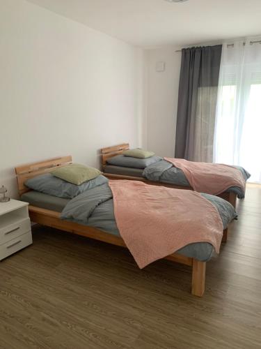 - une chambre avec 2 lits et une fenêtre dans l'établissement 3 Zimmer Ferienwohnung Hanna, à Hirschaid