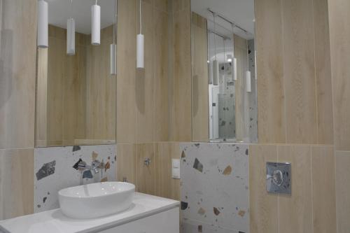 uma casa de banho com um lavatório e um espelho em Mario Mechelinki ll em Mechelinki