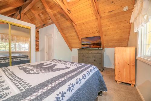 een slaapkamer met een bed en een houten plafond bij Southern Comfort - Light and bright Fox Farm country beauty with all of the amenities of a home! in Big Bear Lake