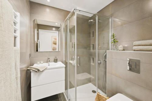 Stylish Modern Beachside Apartment with Pool & Seaview