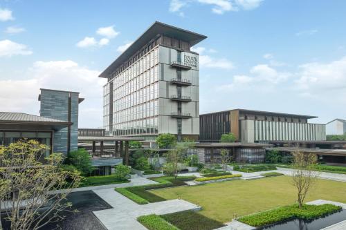 un edificio con un giardino di fronte di Four Points by Sheraton Guangzhou, Baiyun a Canton