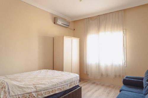 En eller flere senge i et værelse på Kuşadası şehir merkezinde rahat bir müstakil daire